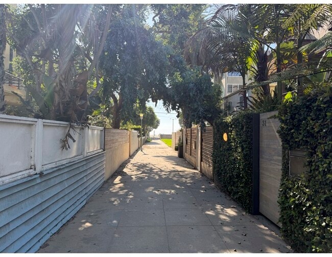 30 28th Ave, Unit 30 in Venice, CA - Building Photo - Building Photo