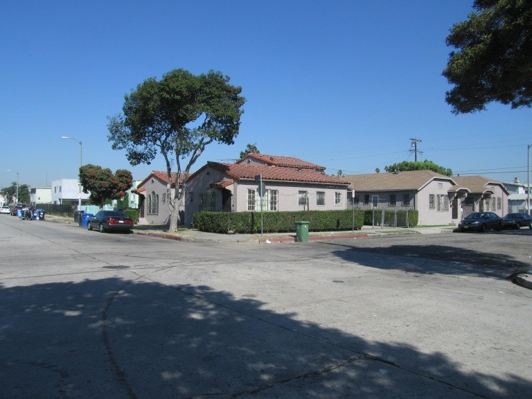 901 W 68th St in Los Angeles, CA - Building Photo