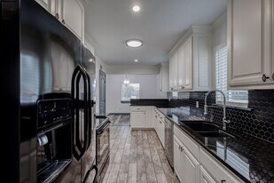 2540 Prichard Ln in Dallas, TX - Building Photo