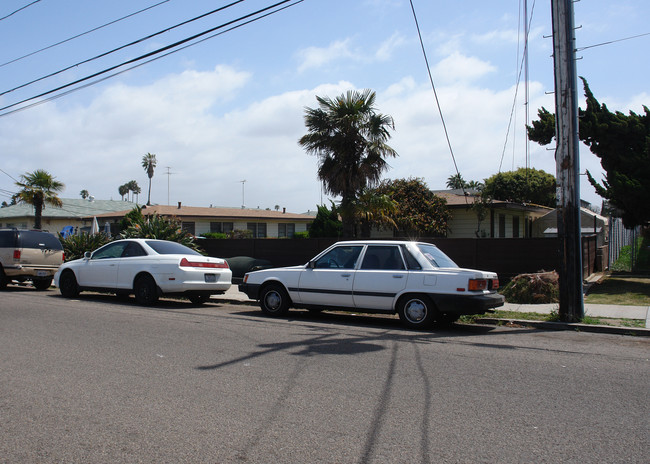 566-568 Flower St in Chula Vista, CA - Foto de edificio - Building Photo