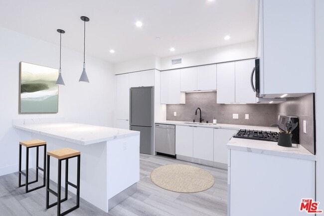 11800 Courtleigh Dr in Los Angeles, CA - Building Photo - Building Photo