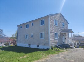 135 Hillcrest Rd in Bridgeport, CT - Building Photo