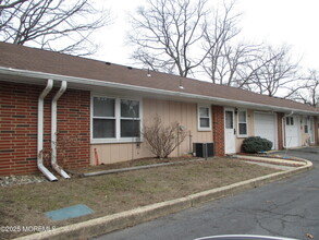 111B Edinburgh Ln in Lakewood, NJ - Building Photo - Building Photo