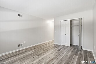 808 Twin Circle Dr in South Windsor, CT - Building Photo - Building Photo