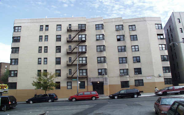 2000 Anthony Ave in Bronx, NY - Building Photo