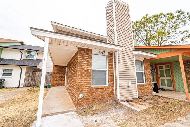1067 Rambling Oaks Dr in Norman, OK - Building Photo - Building Photo