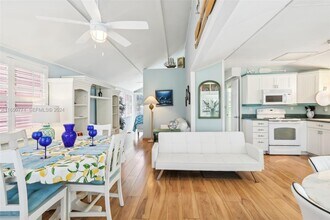 10851 S Ocean Dr in Jensen Beach, FL - Foto de edificio - Building Photo