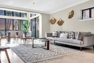 6345 Collins Ave in Miami Beach, FL - Foto de edificio - Building Photo