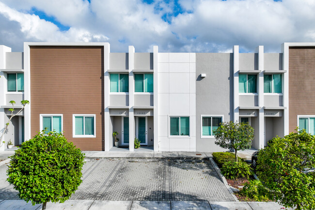 East of 5th Townhomes in North Miami, FL - Foto de edificio - Building Photo