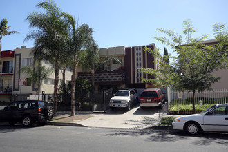 4942 Rosewood Ave in Los Angeles, CA - Foto de edificio - Building Photo