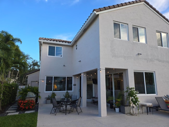 1055 Briar Ridge Rd in Weston, FL - Foto de edificio - Building Photo