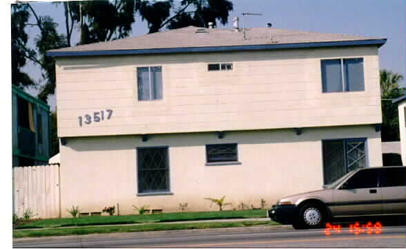 13511-13517 Victory Blvd in Van Nuys, CA - Building Photo - Building Photo