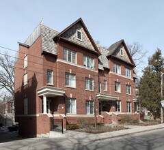 2286-2291 Queen St in Toronto, ON - Building Photo - Building Photo