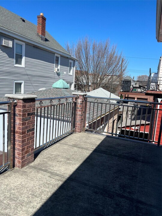 1063 Rhinelander Ave in Bronx, NY - Building Photo