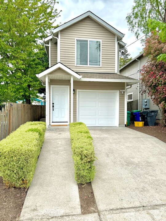 536-538-538 NE 92nd Ave in Portland, OR - Building Photo