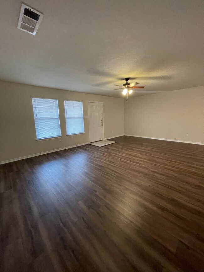 319 Kathy Ln in Granbury, TX - Building Photo - Building Photo