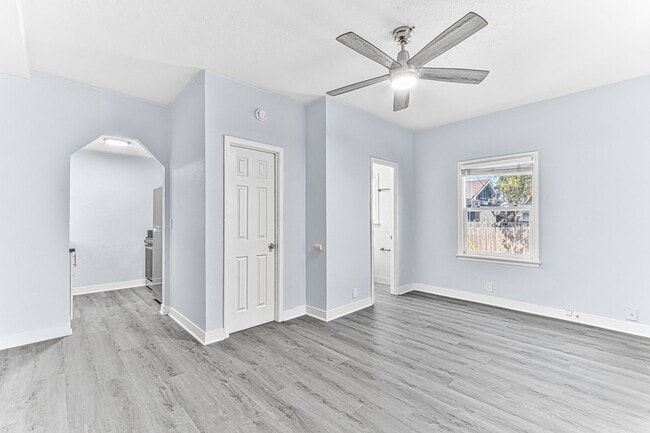 1711 E Appleton St, Unit 16 in Long Beach, CA - Foto de edificio - Building Photo