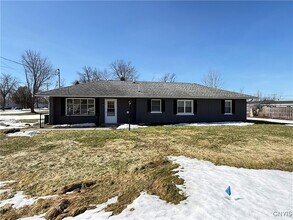 5904 Warren Dr in Cicero, NY - Building Photo - Building Photo
