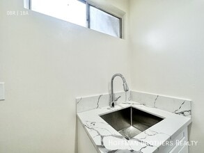 20445 Saticoy St, Unit 6 in Los Angeles, CA - Building Photo - Building Photo