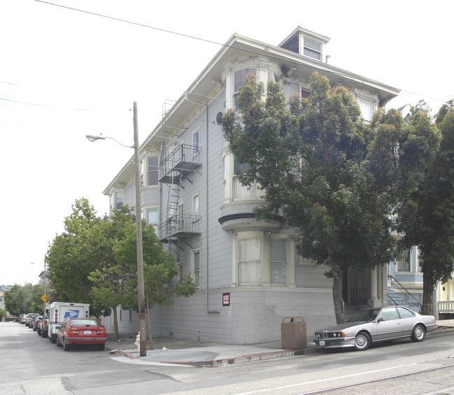 551-555 Duboce Ave in San Francisco, CA - Building Photo - Building Photo