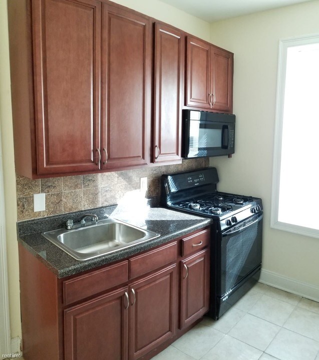 392 Rose Ave-Unit -Apt 4 in Jersey City, NJ - Building Photo