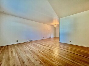 548 Troy St in Aurora, CO - Foto de edificio - Building Photo