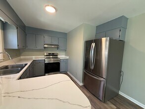 7638 Jackson School Rd in Browns Summit, NC - Foto de edificio - Building Photo