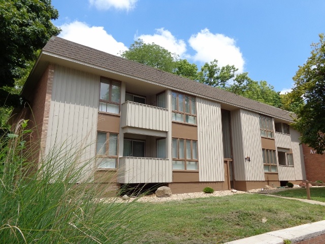 Carriage Hill Apartments in Peoria, IL - Building Photo