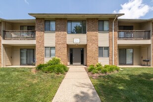 WOODHUES APARTMENTS - Ideal Farmington Hills Location! in Farmington Hills, MI - Building Photo