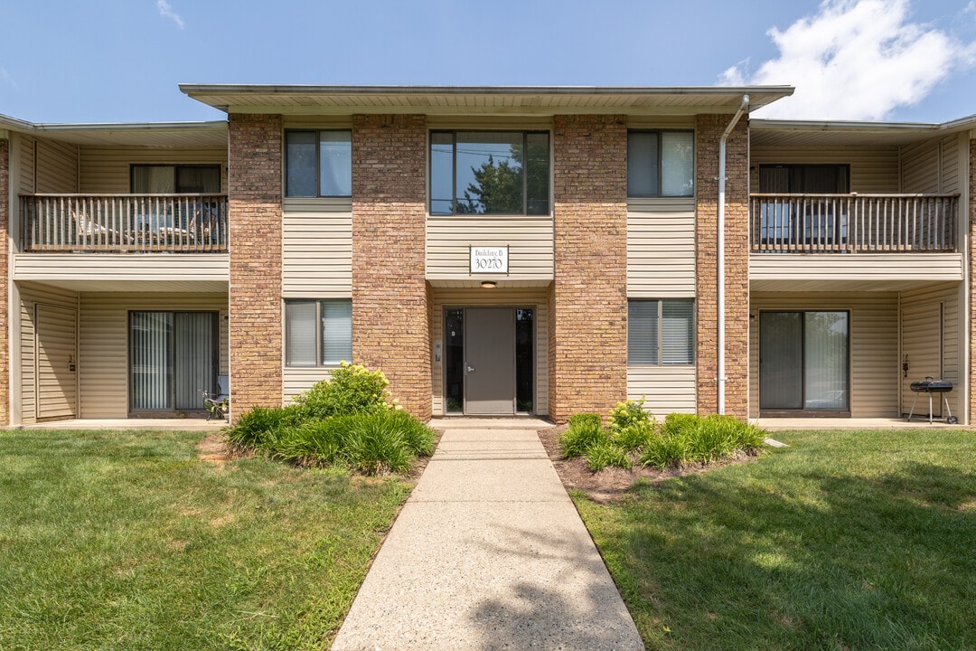 WOODHUES APARTMENTS in Farmington Hills, MI - Building Photo