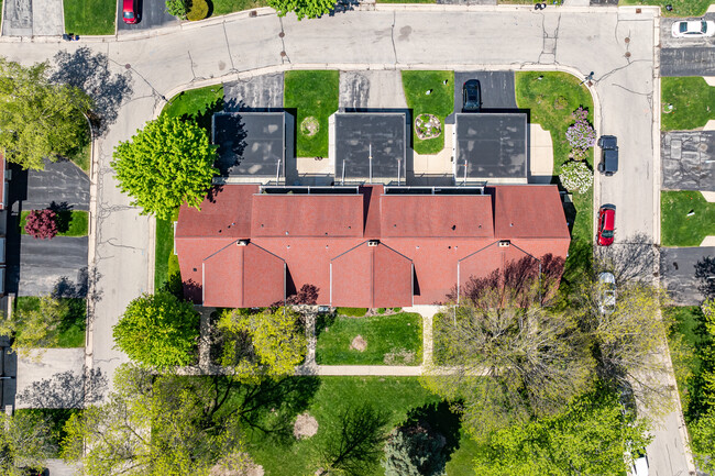 Camelot Village in Greenfield, WI - Foto de edificio - Building Photo