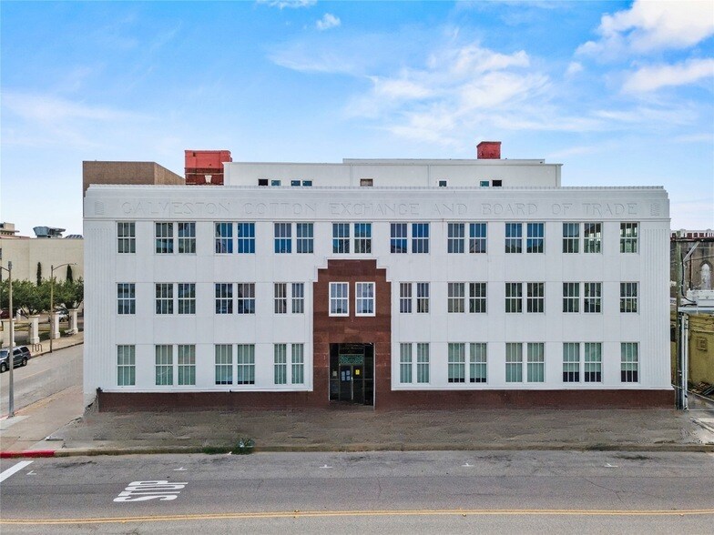 2102 Mechanic St, Unit 206 in Galveston, TX - Building Photo