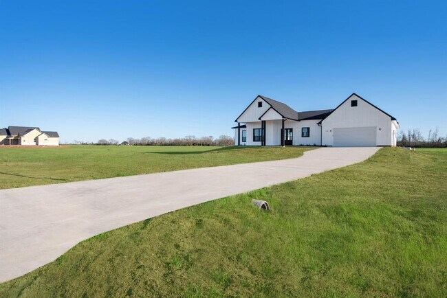519 Chuckwagon Trail in Angleton, TX - Building Photo - Building Photo