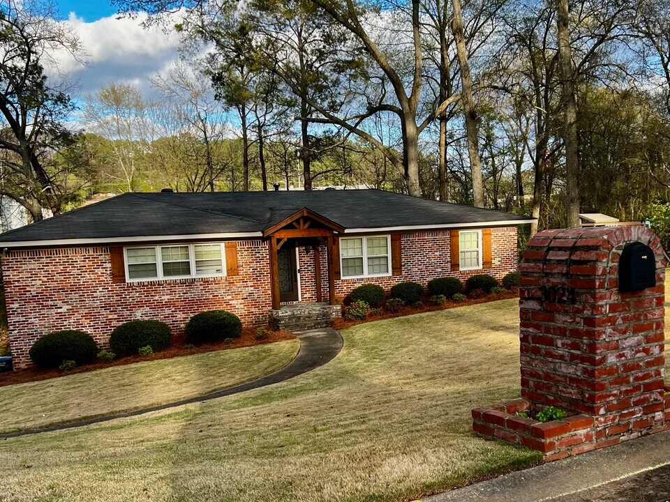 3024 Whispering Pines Cir in Hoover, AL - Foto de edificio
