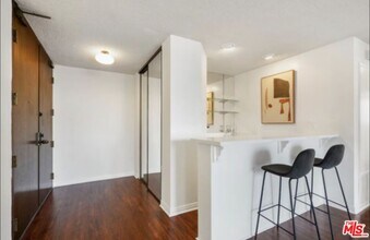 310 Tahiti Way in Marina Del Rey, CA - Building Photo - Building Photo