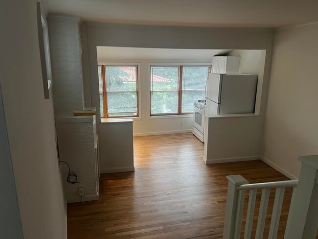 6 Old Wood Rd in Edgewater, NJ - Building Photo - Building Photo