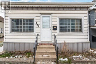 266 Beach Rd in Hamilton, ON - Building Photo - Building Photo