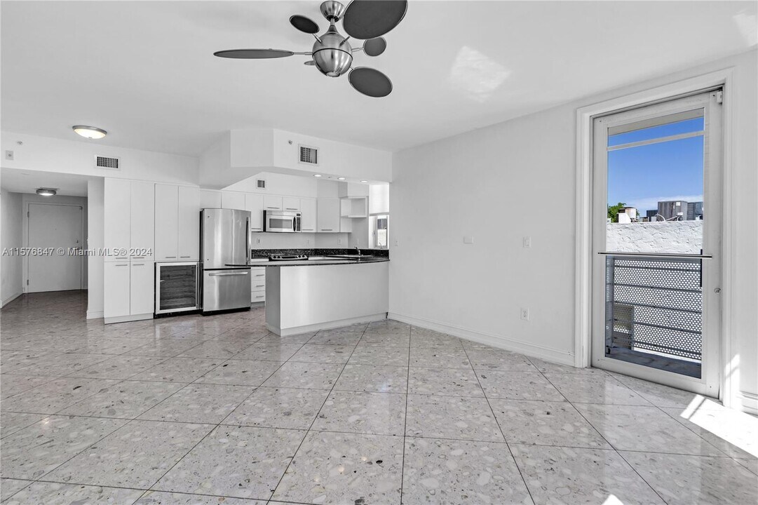 1532 Drexel Ave, Unit 401 in Miami Beach, FL - Building Photo