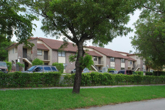 Glenwood Apartments in Coral Springs, FL - Building Photo - Building Photo