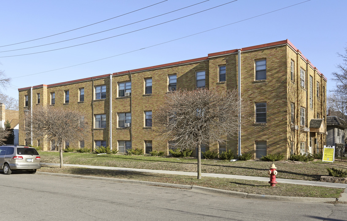 625 Cleveland Ave S in St. Paul, MN - Building Photo