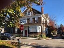 7 Mt Vernon St in Newport, RI - Building Photo