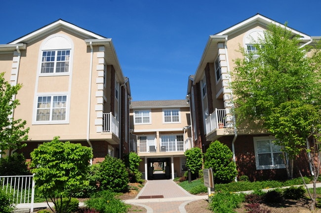 Liberty Terrace in East Rutherford, NJ - Foto de edificio - Building Photo