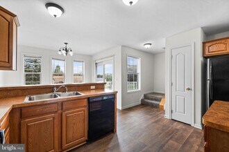 33 Shady Tree Ct in York, PA - Building Photo - Building Photo