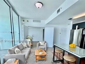 300 S Biscayne Blvd, Unit 2703 in Miami, FL - Foto de edificio - Building Photo