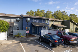 Green Leaf Apartments in Kenmore, WA - Building Photo - Building Photo