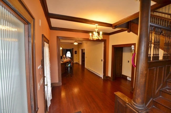 109 E Washington St in Greenville, MI - Building Photo - Interior Photo