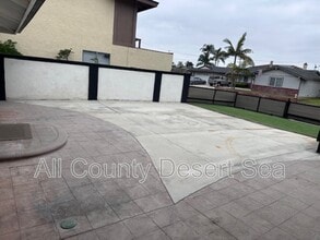 17911 Caledonia Cir in Huntington Beach, CA - Building Photo - Building Photo