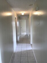 210 NE 35th Ct in Oakland Park, FL - Building Photo - Building Photo