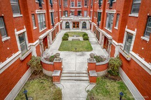 435 W Surf St, Unit 432-109 in Chicago, IL - Building Photo