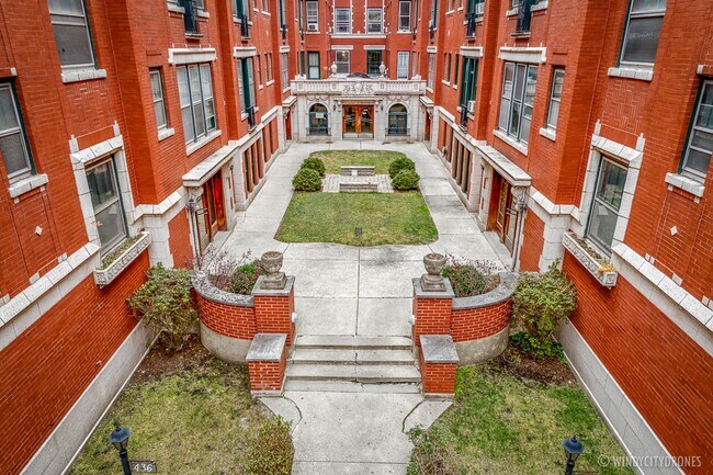 435 W Surf St, Unit 432-109